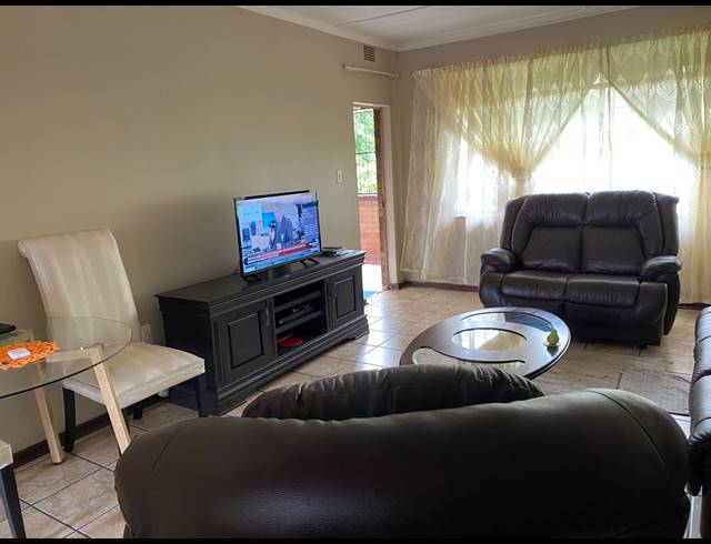 2 BEDROOM APARTMENT FOR SALE IN VANDERBIJLPARK CW 3